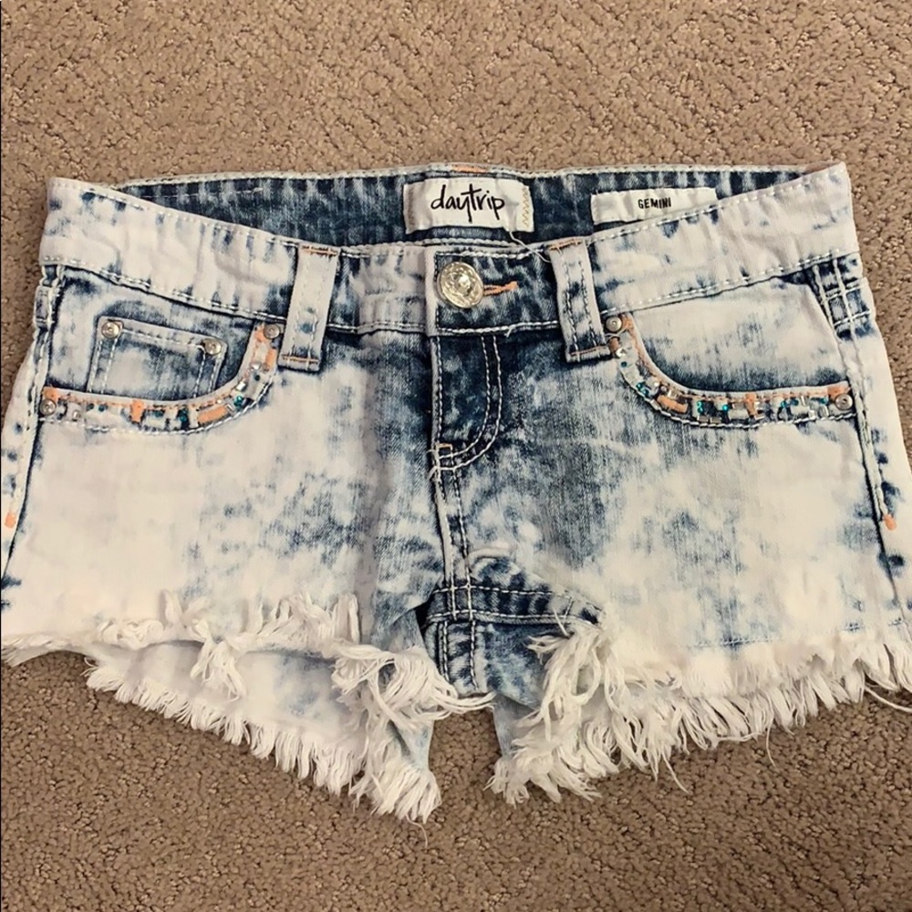 White washed Daytrip denim shorts size 26.